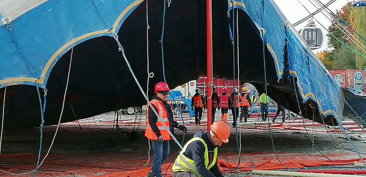 Roncalli kommt ab 24.10.2025 wieder nach München, am ^6.10. trafen die Wagen mit dem Zug ein, derweil wird das Zelt noch vollendet (©Foto:Ingrid Grossmann)